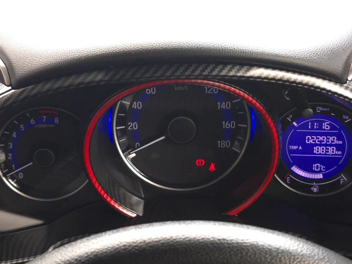 Honda Fitの点灯したメーターを囲む、J's Racing製カーボンメーターパネル。
