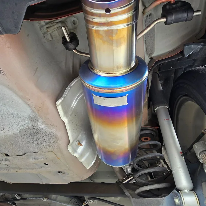 Honda Fitの床下に装着された、焼き色の美しいJ's Racing FX-PRO Titanium 50Rリアマフラー。