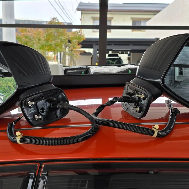 Honda Fitへの装着前に並べた、Spoonスタイルのカーボン製交換式ドアミラー。