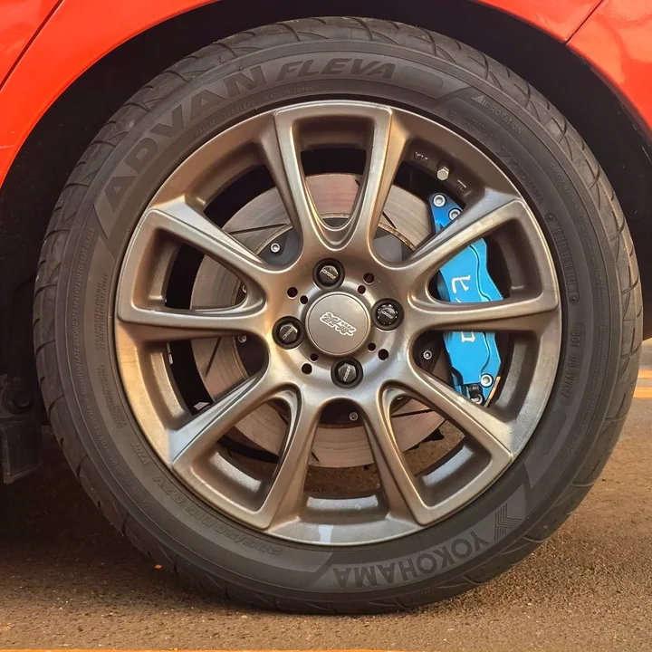 Honda Fitの無限ホイール越しに見える、Yellow Speed Racingの青いリアキャリパーと大型ローター。