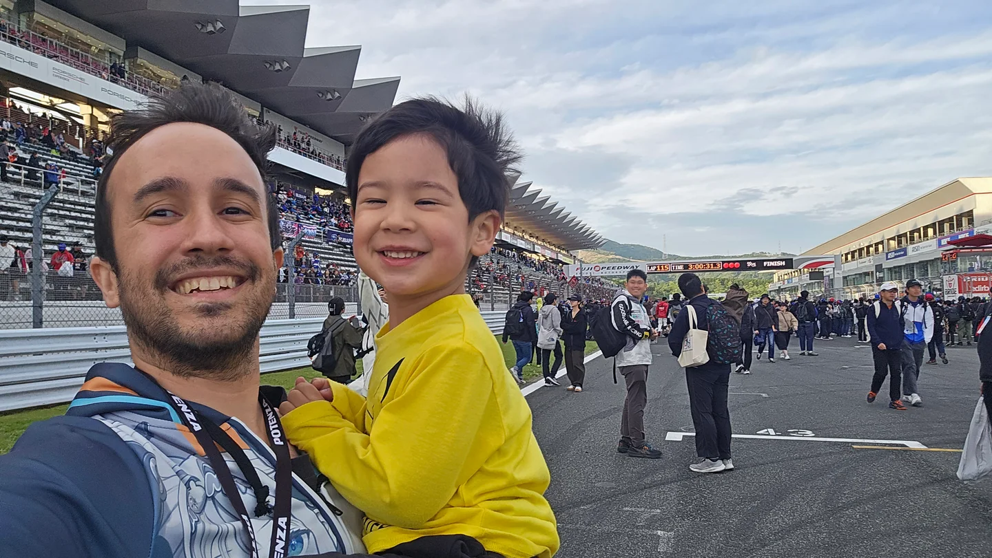 SUPER GT終了後、富士スピードウェイのピットストレートで笑顔の末の息子を抱くハリー。