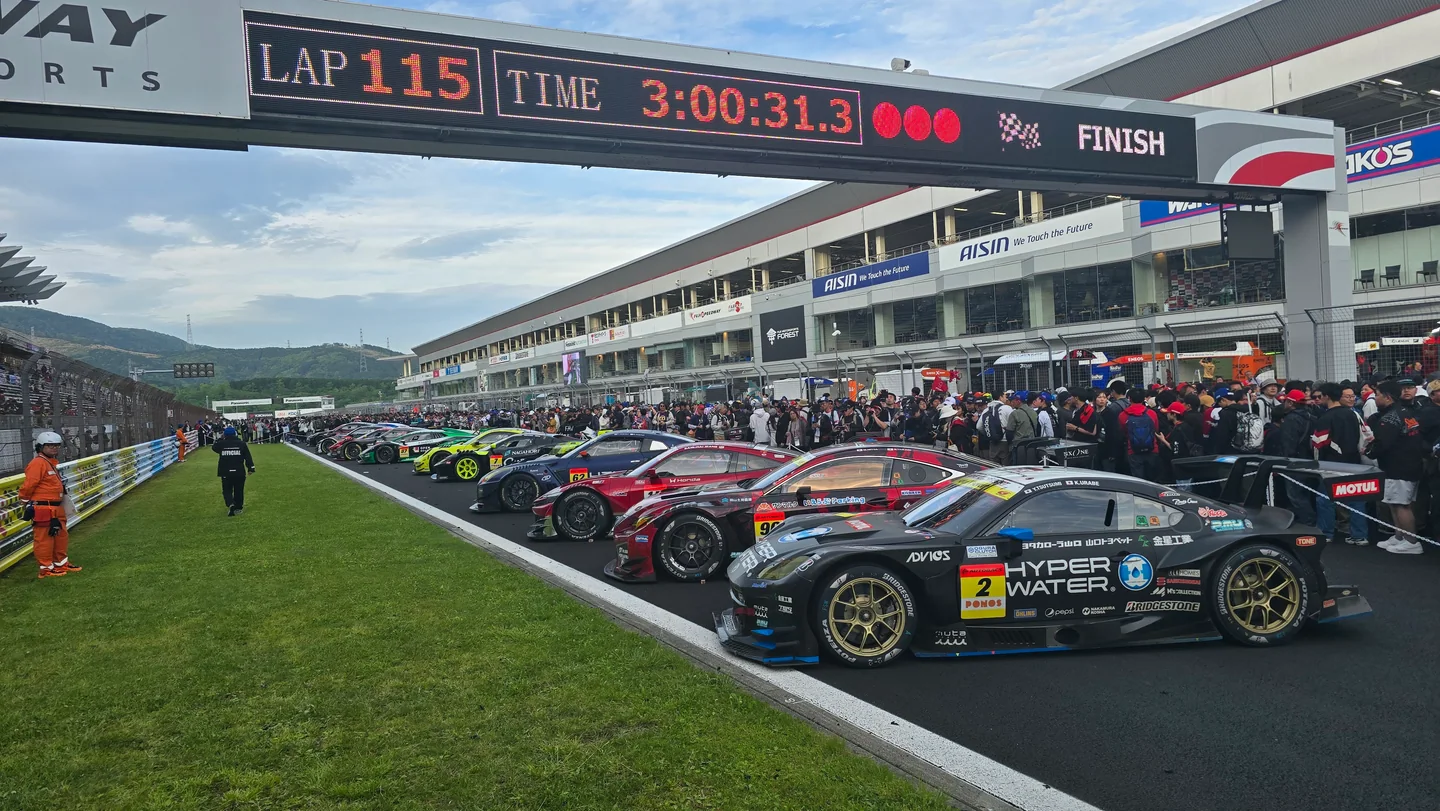 3時間レース終了後、115周とFINISHを示す表示の下でGT300車両が富士のピットストレートに並ぶ。