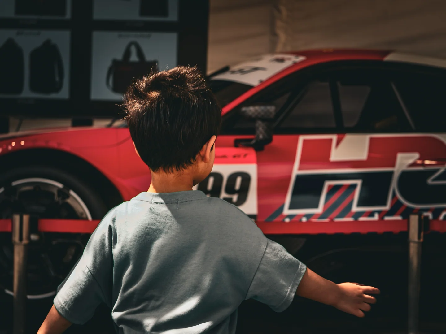 赤、白、黒のNo.99 Honda HRC Prelude-GT開発車へ手を伸ばす末の息子。