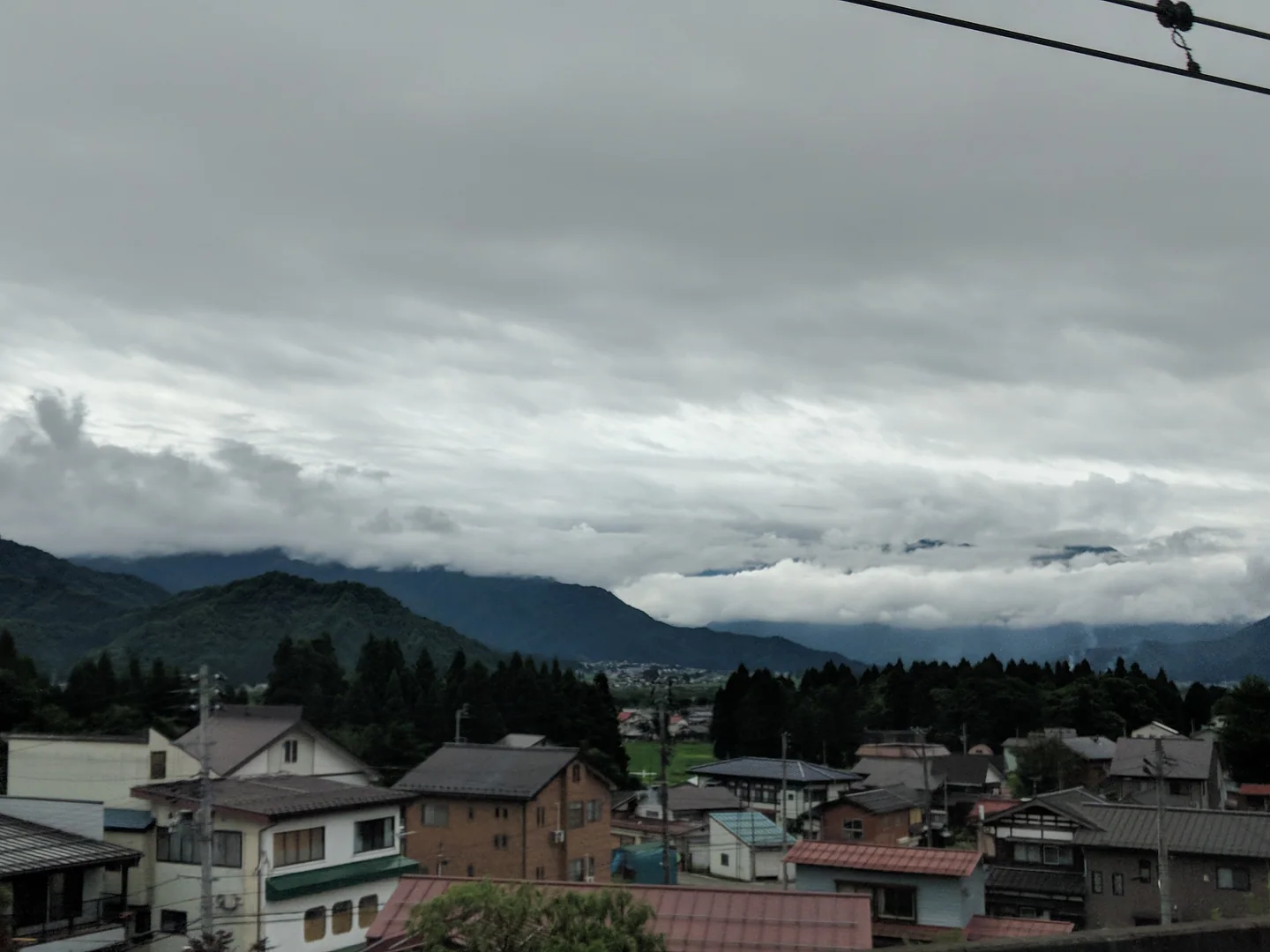日本に来て最初の一週間、長岡の建物と山を眺めた曇り空の景色。